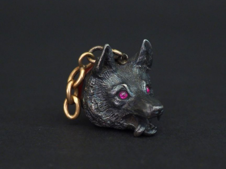 Cachet en pierre dure et argent figurant une tête de renard, les yeux 