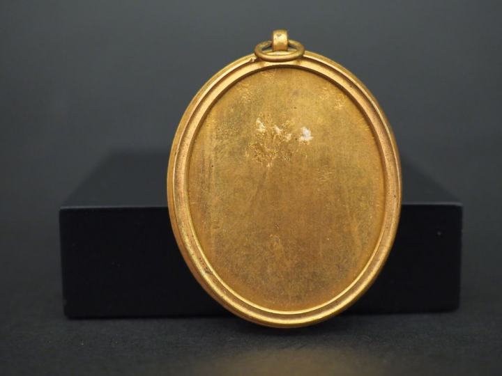 Médaillon de style Empire en laiton entourant un camée coquille figura