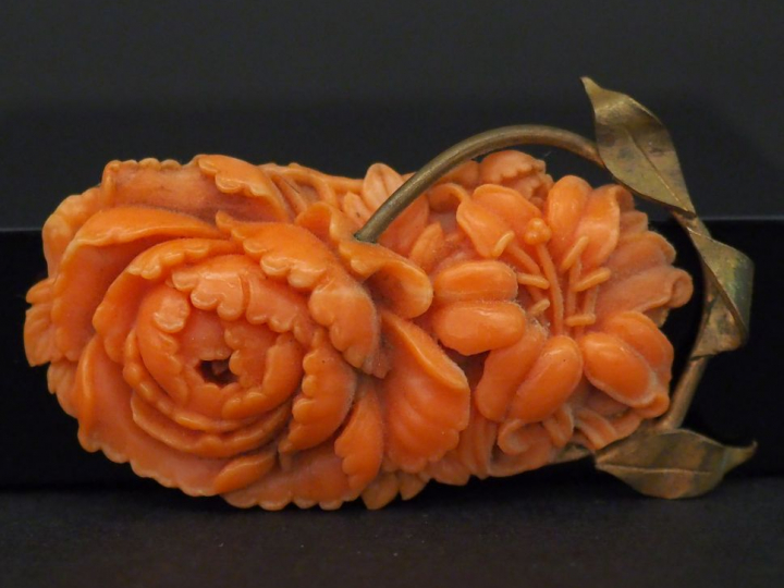 Pendentif en corail, à décor de fleurs. Monture en métal, à décor de f