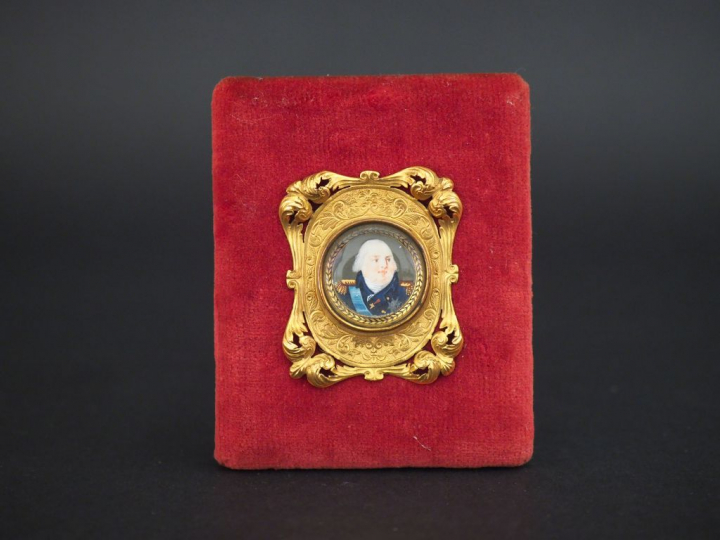 Broche Restauration, portrait de Louis XVIII, dans un petit cadre en m