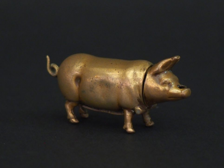 Boite d'allumettes en forme de cochon, grattoir sous la panse. Dim. 2 