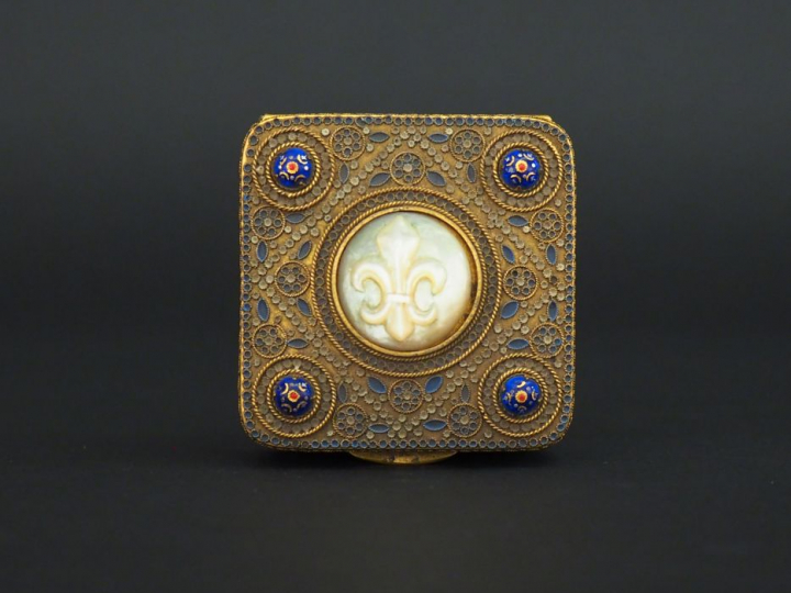 Boîte couverte Napoléon III de style Louis XVI en métal doré, laiton, 
