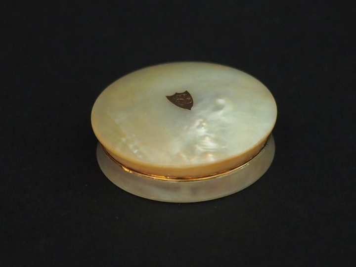 Boîte à pilules de style Louis XVI en nacre et vermeil à décor d'un bl