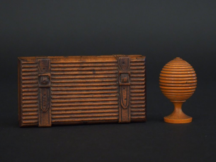Boîte à timbres en bois sculpté en forme de sacoche. Dim. 9 x 4,5 x 2 