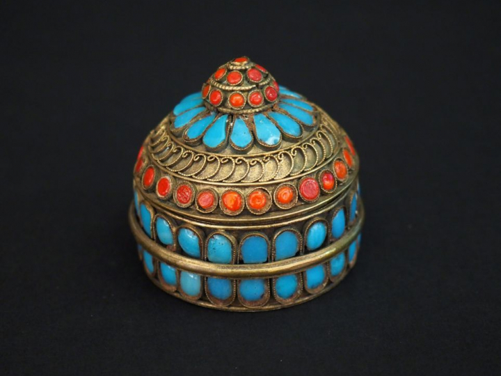 Boite couverte XIXème en métal doré ornée de cabochons en corail et en