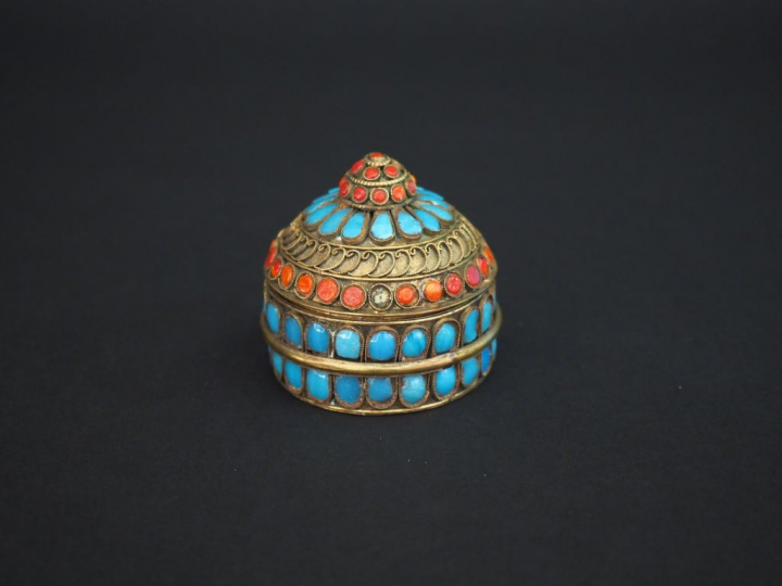 Boite couverte XIXème en métal doré ornée de cabochons en corail et en