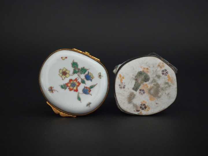 Deux différentes tabatières en porcelaine polychrome à décor Kakiémon,
