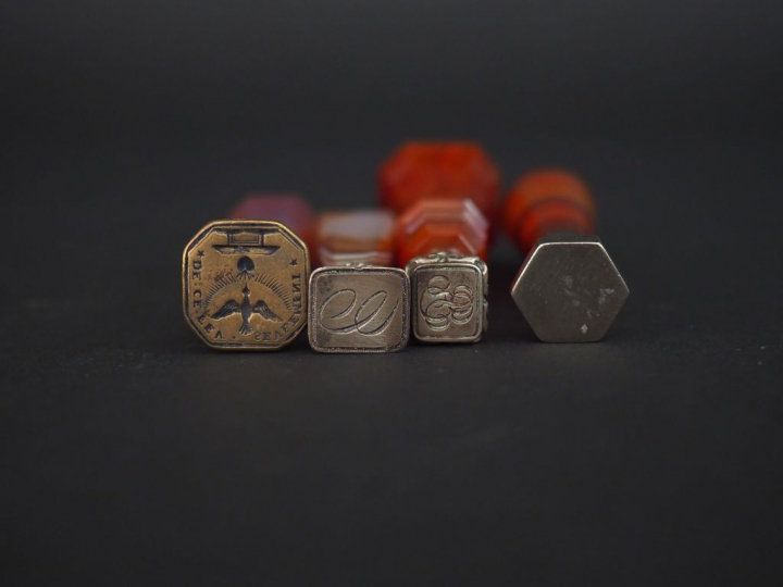 4 différents cachets XIXème ou début XXème en agate.