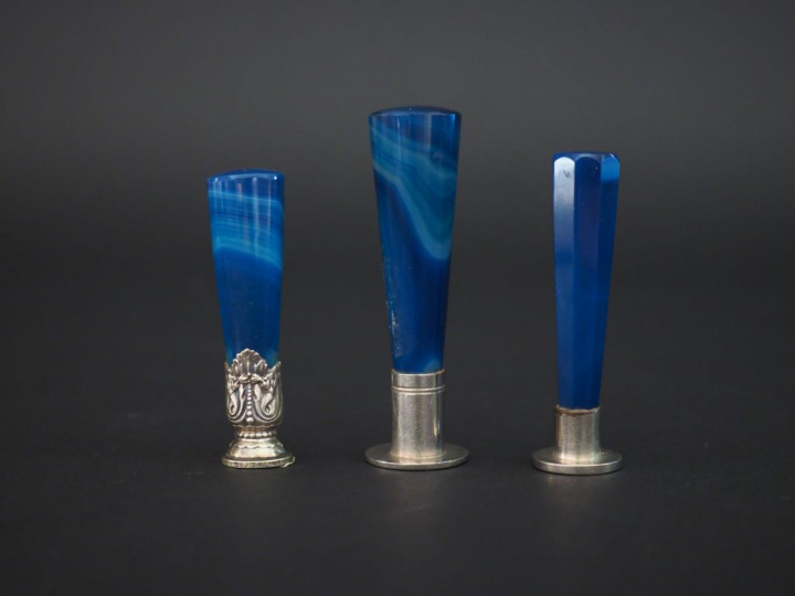 3 différents cachets XIXème ou début XXème en agate bleue.