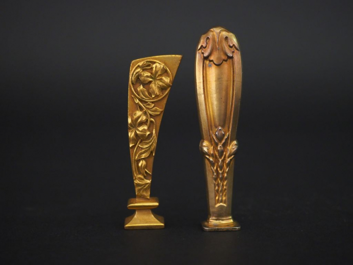 2 différents cachets Art Nouveau et de style Louis XVI en bronze ou mé