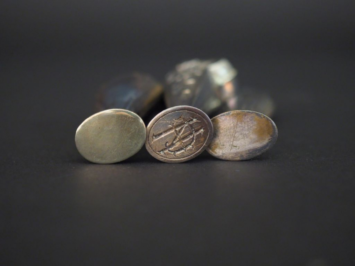 3 différents cachets Napoléon III ou 1900 en argent ou métal argenté.
