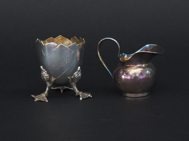 Coquetier en argent reposant sur un piètement tripode figurant des pat