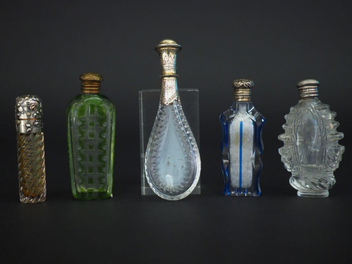 5 différents flacons à sels en cristal et métal argenté, argent ou lai