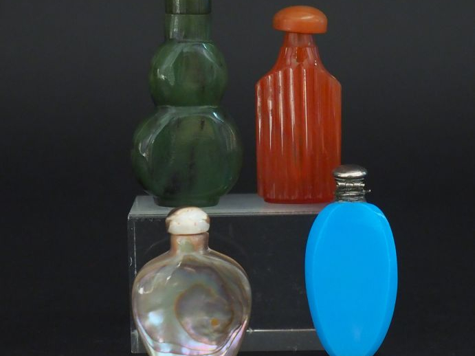 4 différents flacons à sels en pierre dure, nacre, opaline et jadéite.