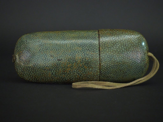 Vente aux enchères Etui à lunettes XIXème en bois et bois laqué à l'imitation du galuchat