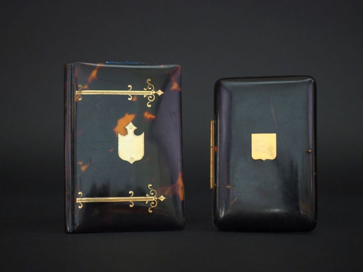 Carnet de bal Napoléon III en écaille et métal doré à décor de cartouc