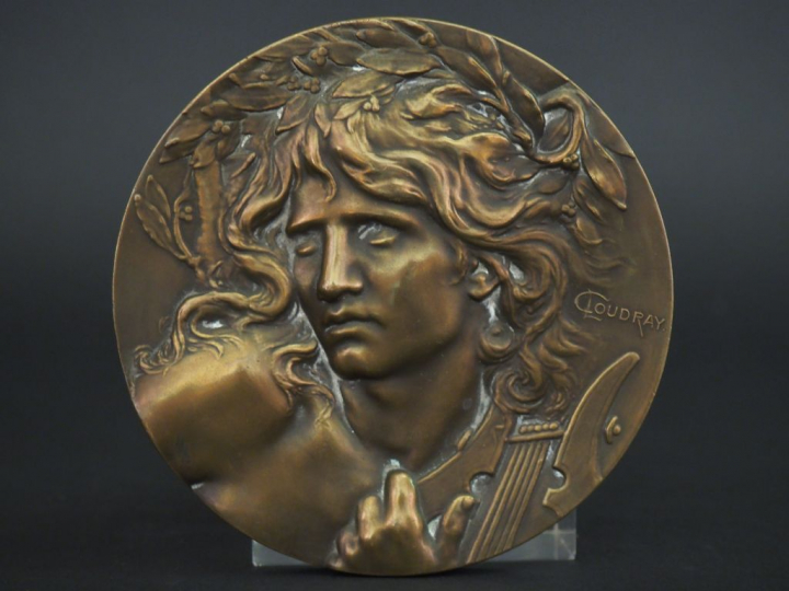 L. COUDRAY.  "allégorie de la musique" Médaille en bronze. Signée.  Di