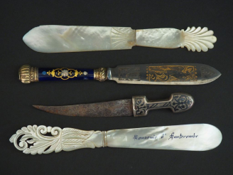 Vente aux enchères 4 ouvre lettres : un de style oriental manche en argent niellé, un Nap