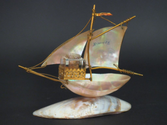 Vente aux enchères Encrier en nacre et laiton figurant un voilier. H. 13,5 x 14,5 x 7,5 c