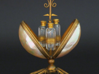 Vente aux enchères Cave à odeurs Napoléon III en nacre et laiton contenant trois petites 