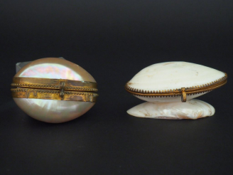 Vente aux enchères Œuf à chapelet en nacre et laiton. Dim.  8,5 x 6 cm. On y joint une pe