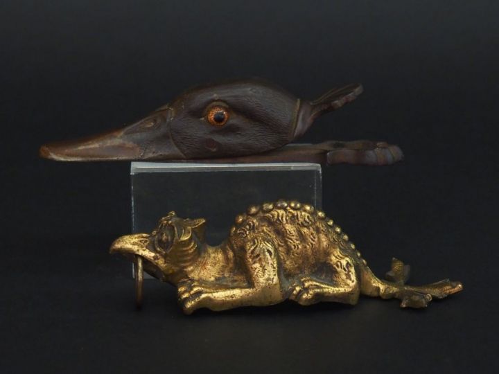 JP à Paris.  Pince à documents en bronze en forme de tête de canard. S