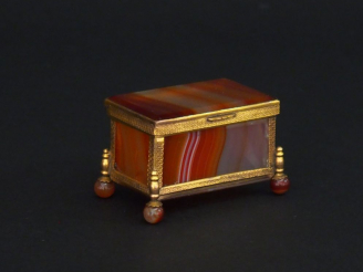 Vente aux enchères Boite à pilules en agate et laiton doré. Dim. 3,5 x 6 x 4 cm.
