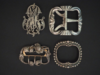 Vente aux enchères 4 différentes boucles de ceinture en argent.