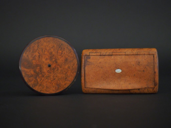 Une tabatière et une boite ronde XIXème en loupe et écaille. Diam. 7,5