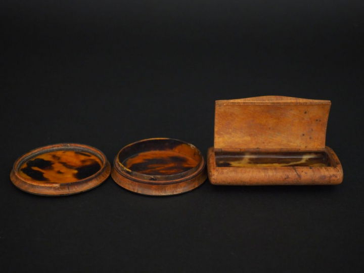 Une tabatière et une boite ronde XIXème en loupe et écaille. Diam. 7,5