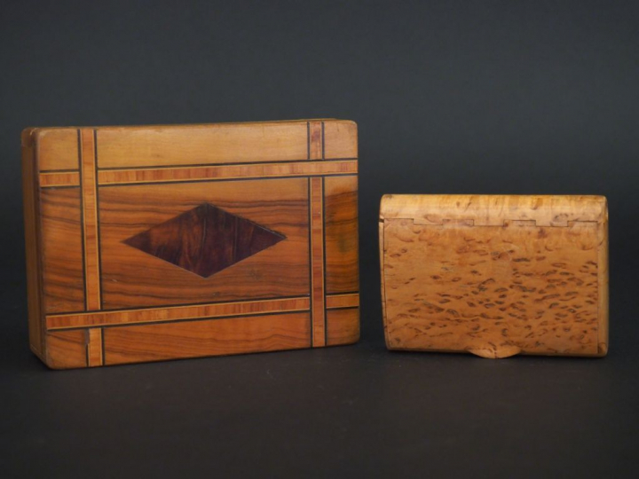Boite en marqueterie à décor géométrique. Dim. 4 x 13 x 9 cm. On y joi