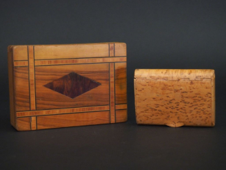 Vente aux enchères Boite en marqueterie à décor géométrique. Dim. 4 x 13 x 9 cm. On y joi