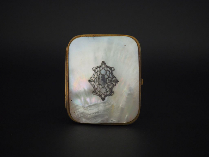 Porte-photo en nacre et argent, monture en laiton. Dim. 11 x 9 cm.