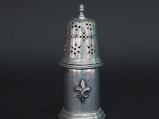 Vente aux enchères Saupoudroir de style Louis XIV en étain à décor d'une fleur de lys en 