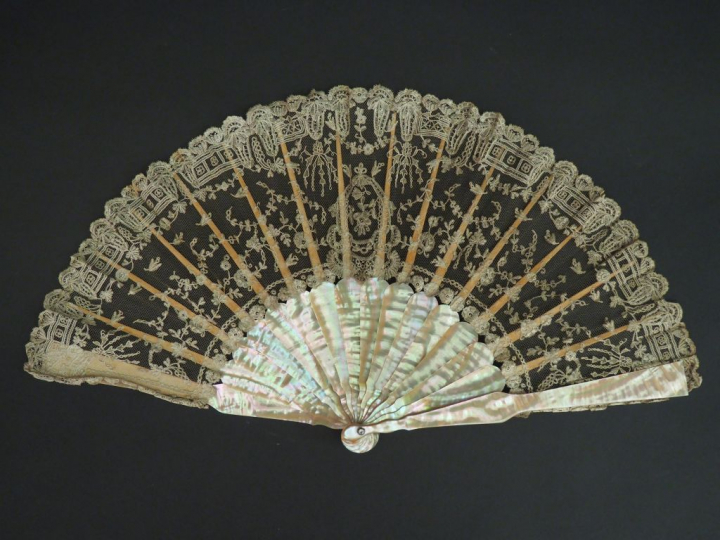 Eventail de style Louis XVI en nacre et dentelle.