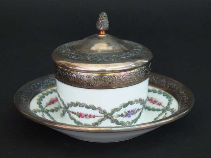 Petit pot couvert et son présentoir en porcelaine de Limoges, monture 