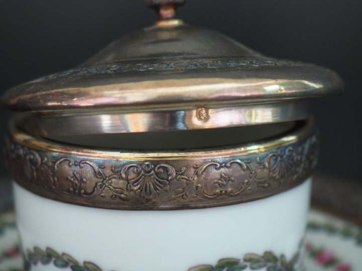 Petit pot couvert et son présentoir en porcelaine de Limoges, monture 
