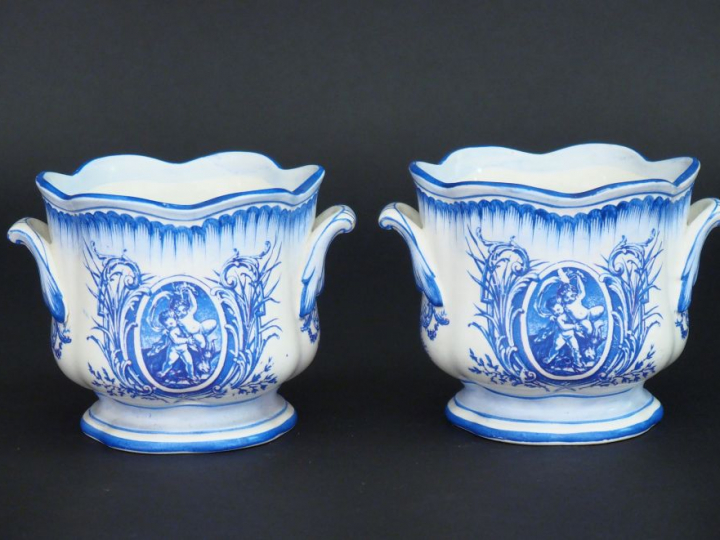 	Paire de petits cache pots en faïence de Gien, décor en camaïeu bleu 