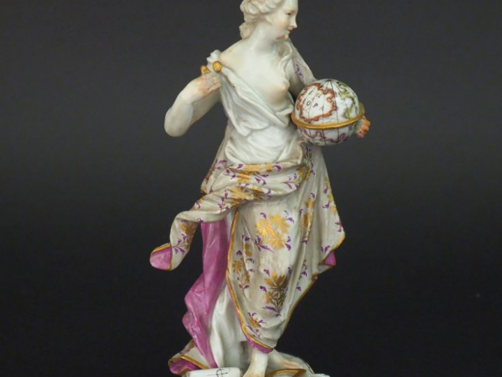 Statuette XVIIIème en porcelaine polychrome de Saxe "allégorie de l'as