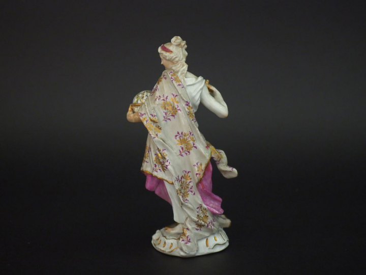 Statuette XVIIIème en porcelaine polychrome de Saxe "allégorie de l'as