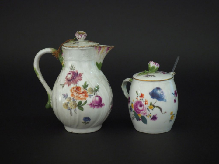 MEISSEN. Verseuse en porcelaine XVIIIème à côtes torses à décor polych