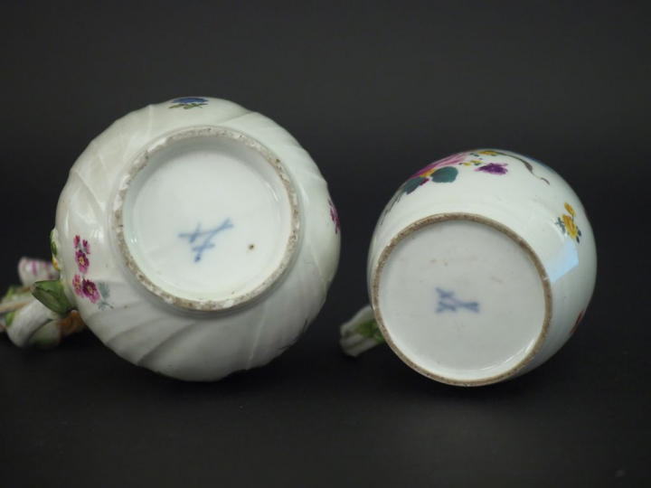 MEISSEN. Verseuse en porcelaine XVIIIème à côtes torses à décor polych