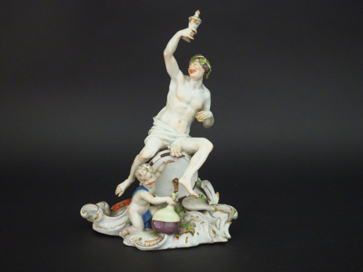 MEISSEN. Groupe XVIIIème en porcelaine polychrome figurant Bacchus ass