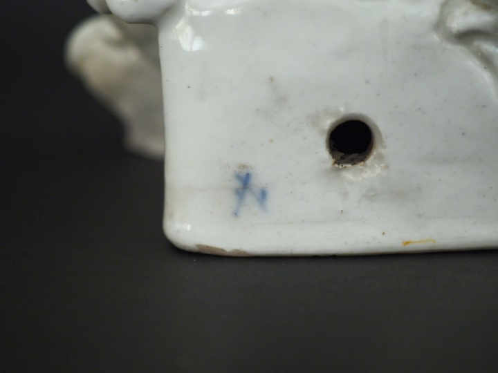 MEISSEN. Groupe XVIIIème en porcelaine polychrome figurant Bacchus ass