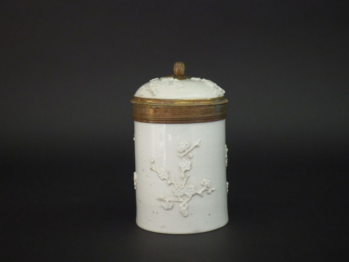 Pot à pommade XVIIIème en porcelaine tendre émaillée à décor en relief