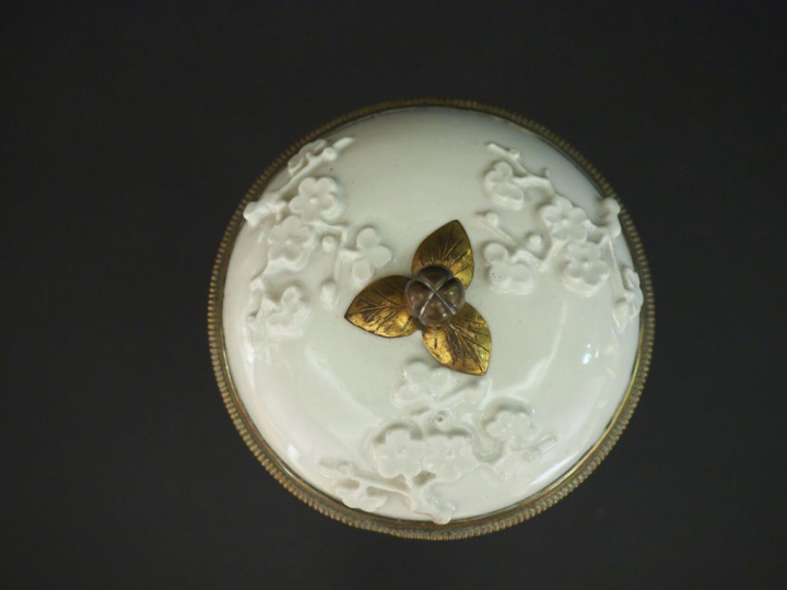 Pot à pommade XVIIIème en porcelaine tendre émaillée à décor en relief