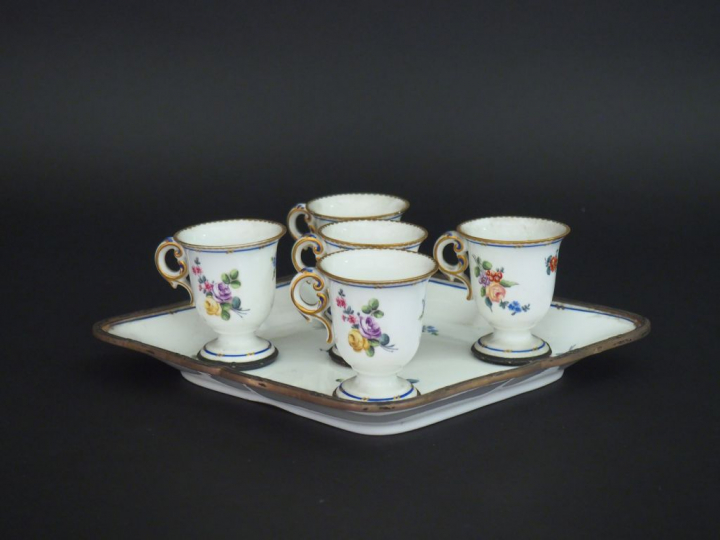Suite de cinq tasses à anses en porcelaine de style Louis XVI dans le 