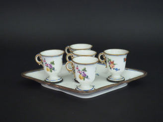 Vente aux enchères Suite de cinq tasses à anses en porcelaine de style Louis XVI dans le 