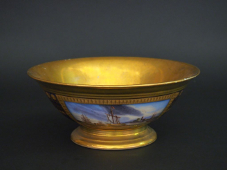 Vente aux enchères Coupe sur talon en porcelaine de style Empire, à décor dans des réserv
