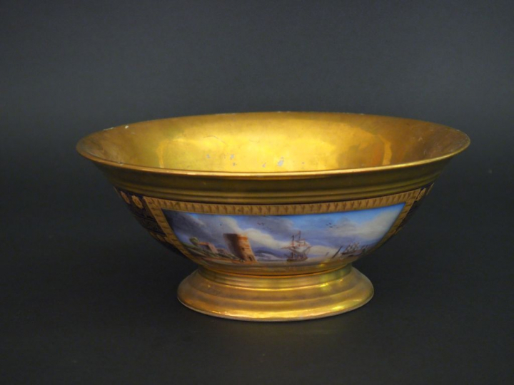 Coupe sur talon en porcelaine de style Empire, à décor dans des réserv